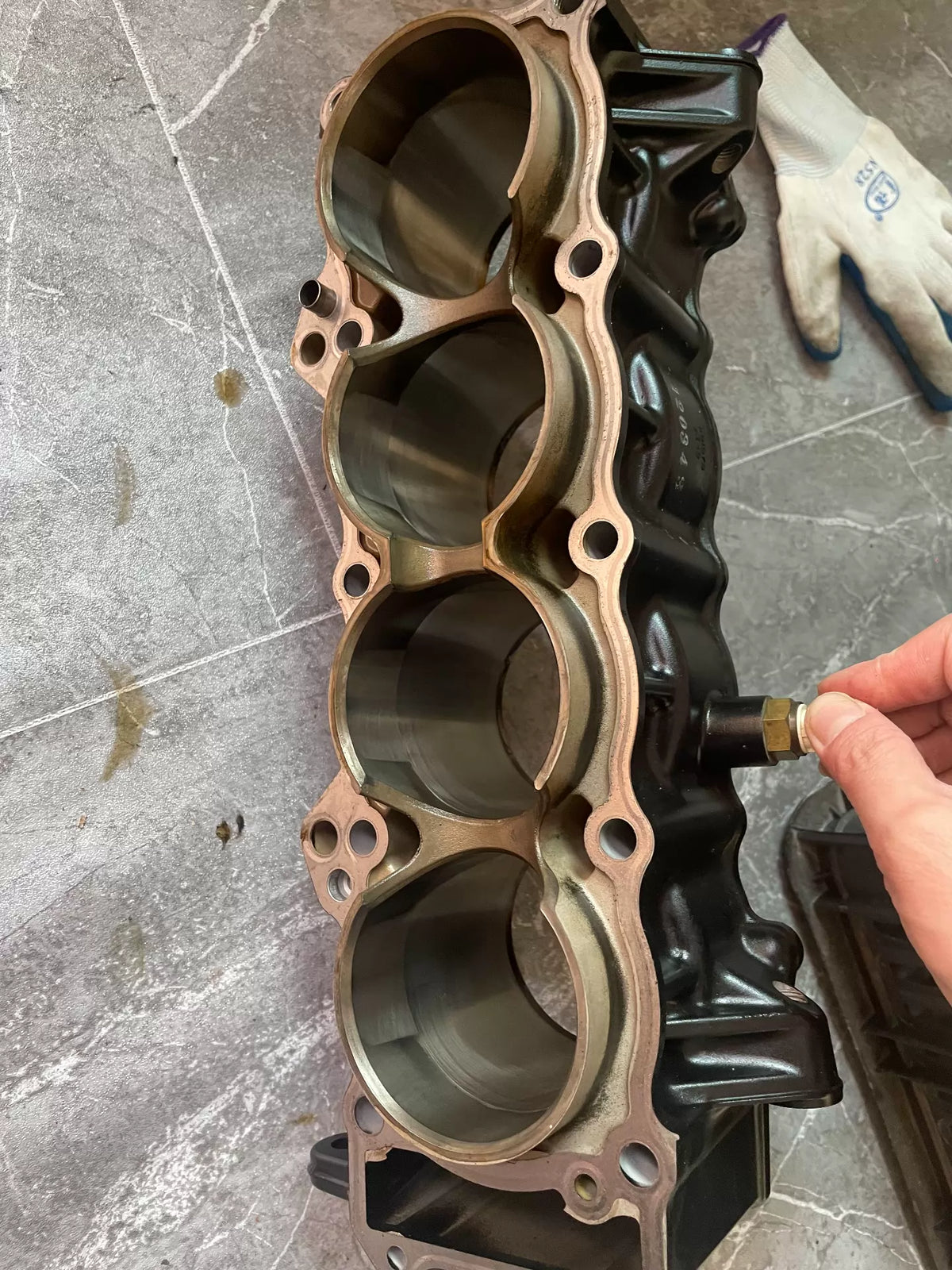 Kawasaki Z900 middle cylinder block detail shot of external casting finish and overall condition