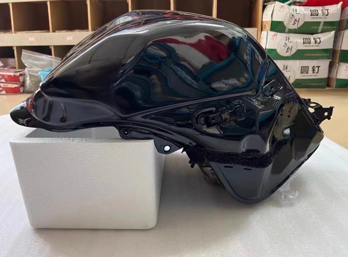 Yamaha YZF-R1 2009-2014 repainted gas tank – glossy black paint surface detail