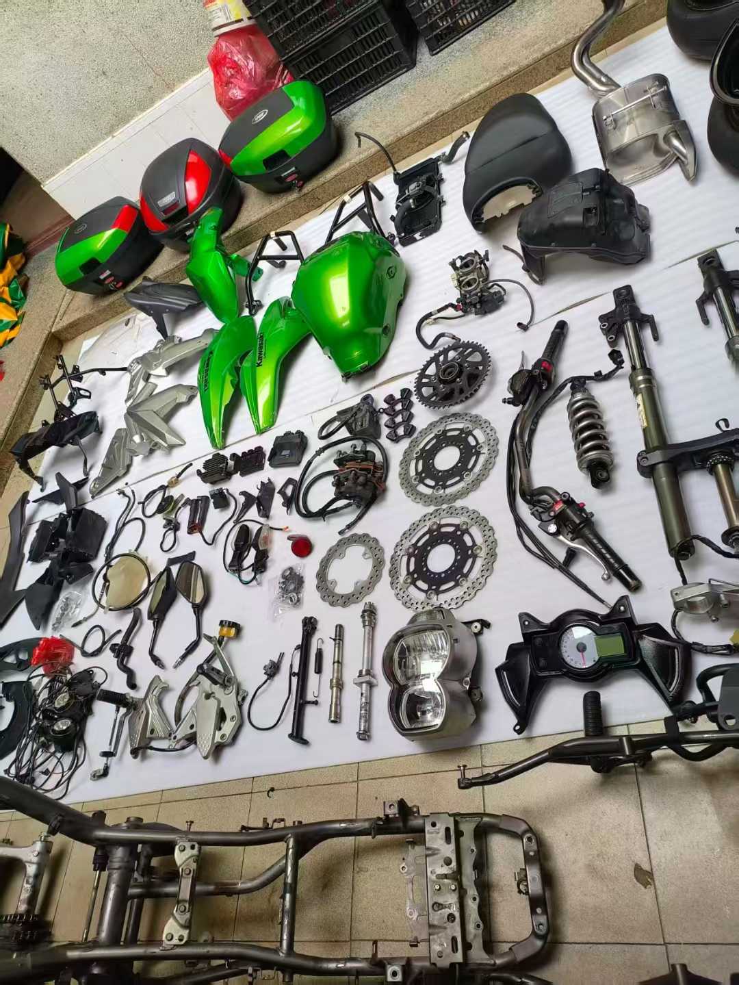 Complete Adventure Component Kit - KAWASAKI Versys 650 (2007-2014) - With GIVI Triple Case System | Disassembled Part Out