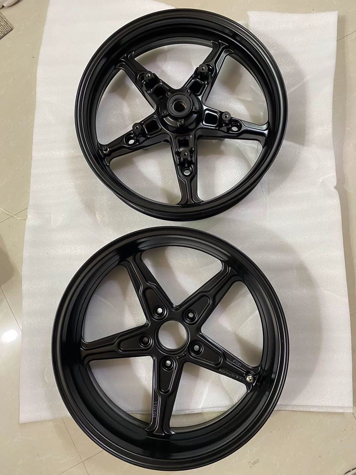 BMW R nineT cast front rim, full face view showing spoke pattern and hub center detail