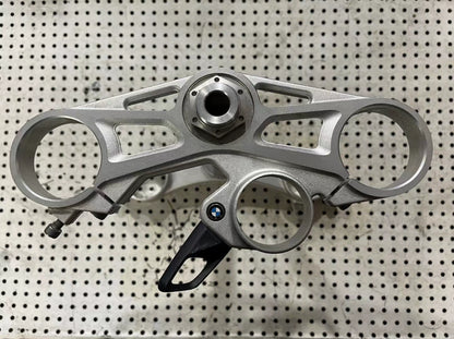 BMW S1000RR triple clamp front view showing upper and lower clamps with stem, 2015-2018 fitment