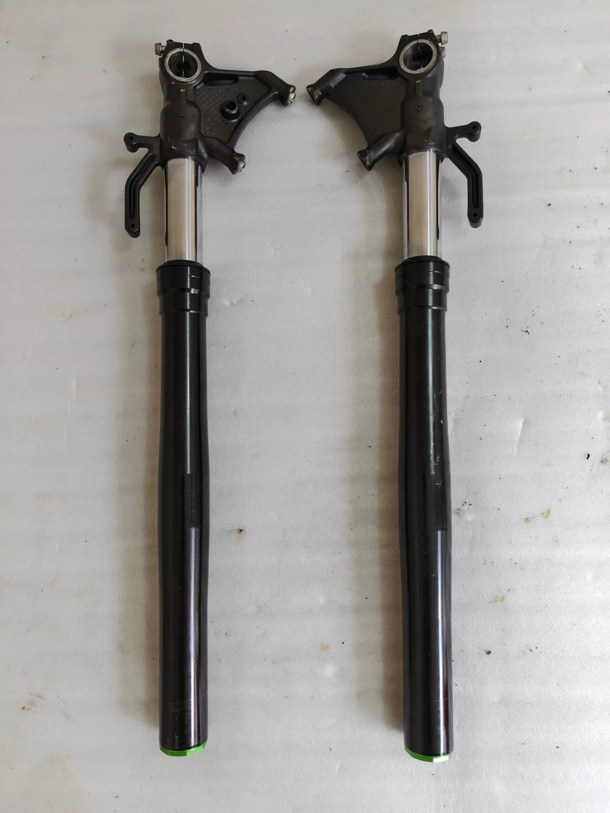 Front fork straight for Kawasaki ZX-10R 11-15, front view of complete fork leg upright