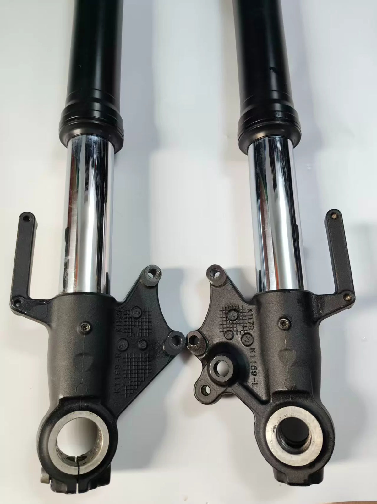 Right fork damper assembly black Kawasaki Versys 1000, full upright view showing complete OEM fork unit