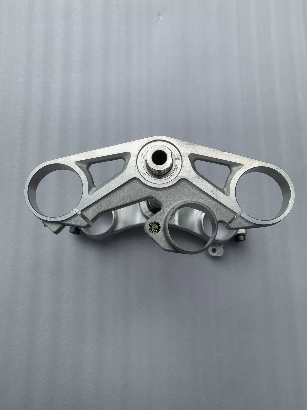 BMW S1000RR Triple Tree OEM 31428556201 – top clamp close-up detail
