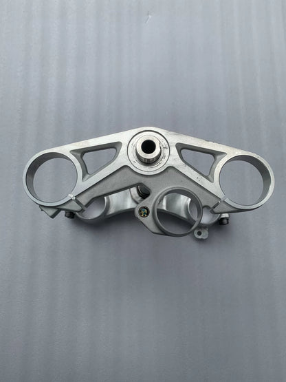 BMW S1000RR Triple Tree OEM 31428556201 – top clamp close-up detail