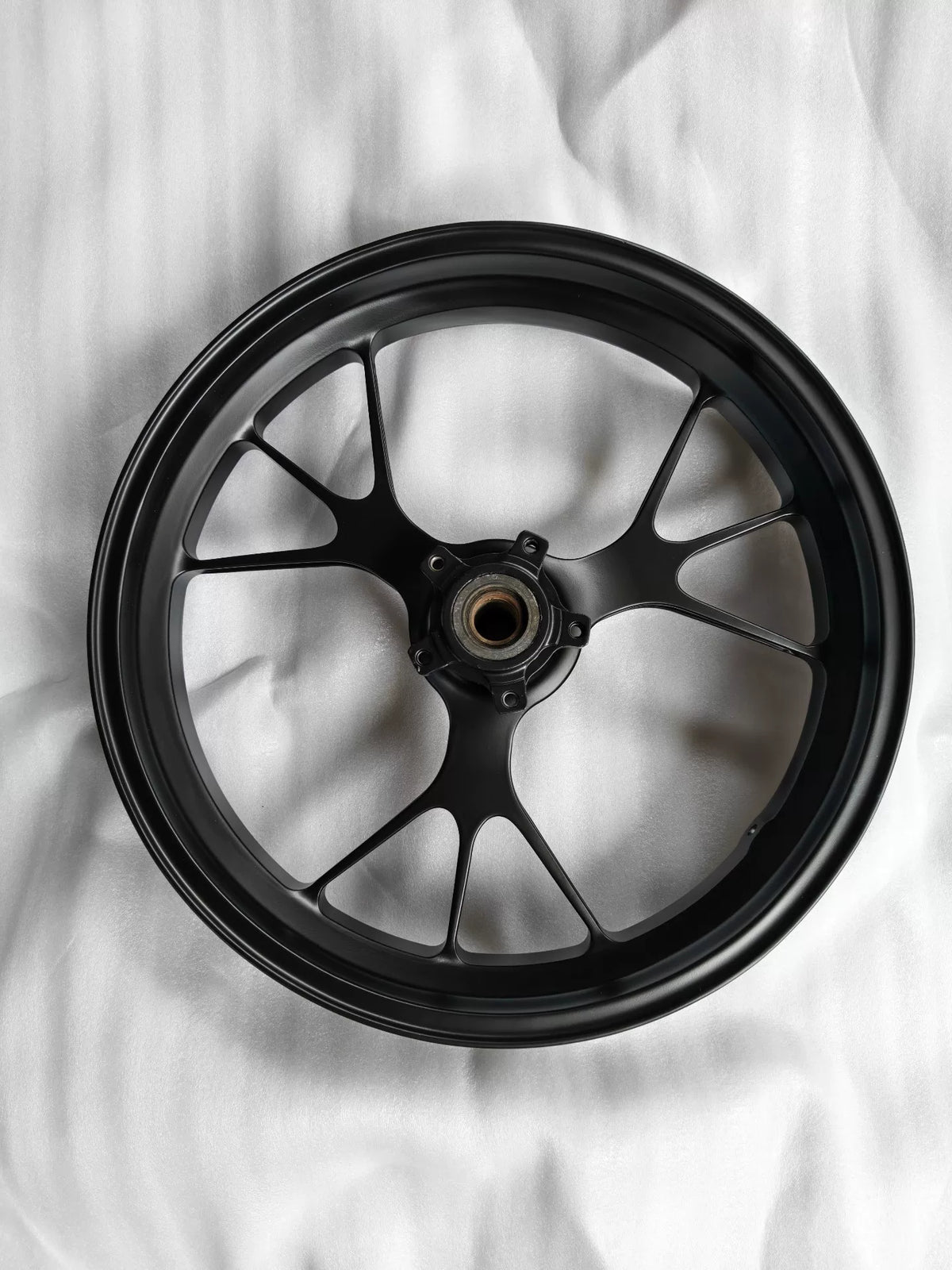 Ducati Panigale V4 front wheel 50122341AA – gloss black repaint finish close-up