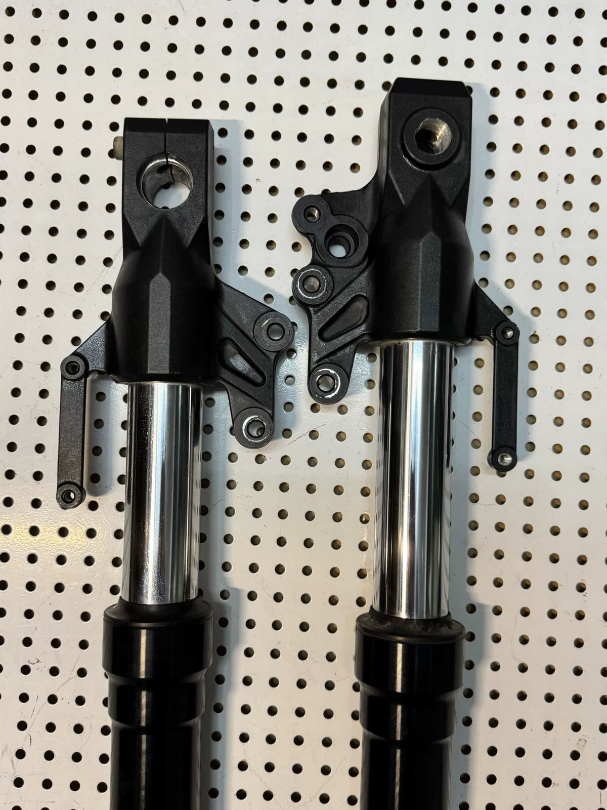 Kawasaki Versys 650 Fork Damper RH 44071-0987-48M – upper tube close-up