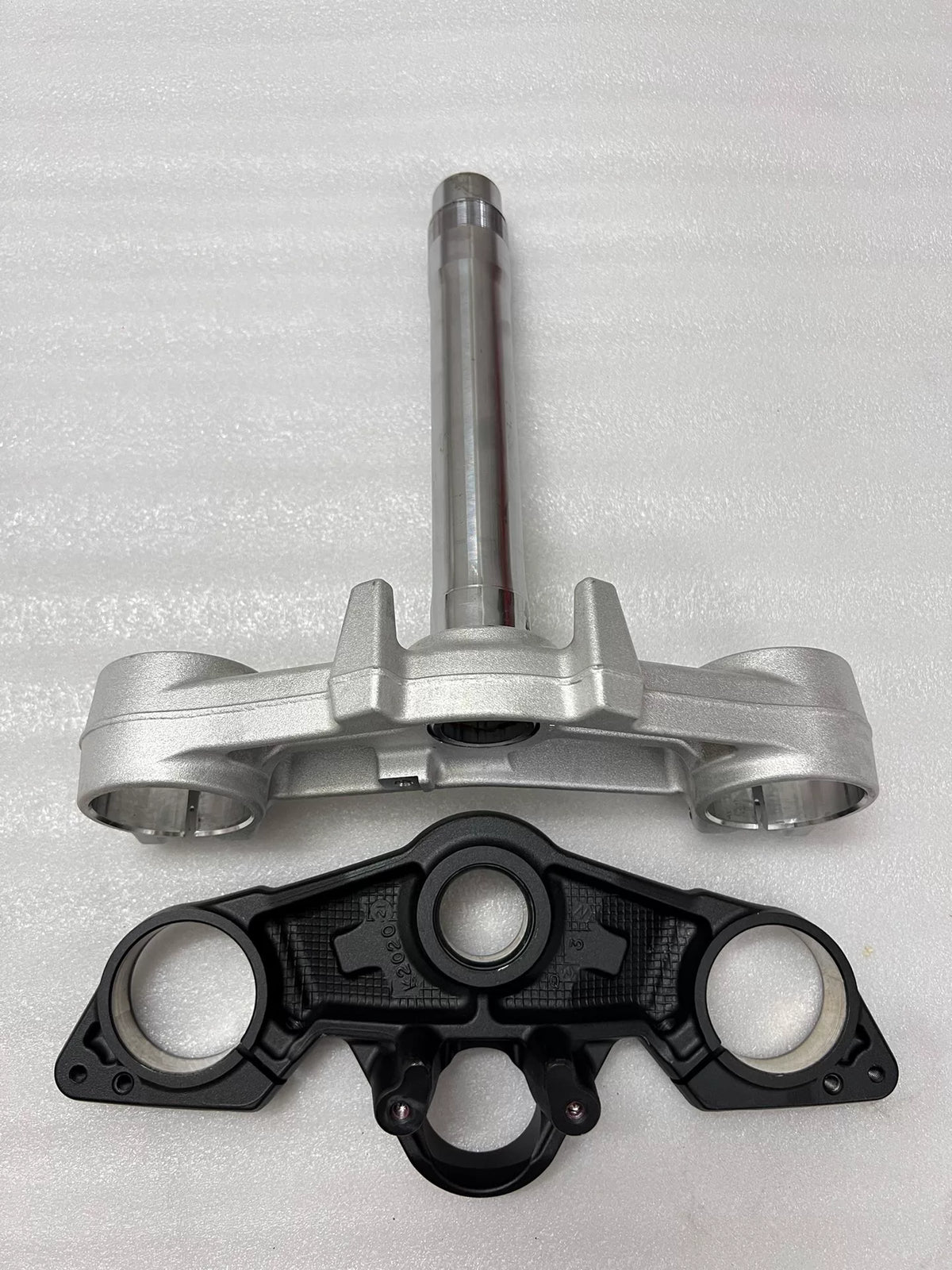 Kawasaki Ninja 1000SX Upper Fork Yoke 44039-0105-18R OEM – steering stem bore close-up