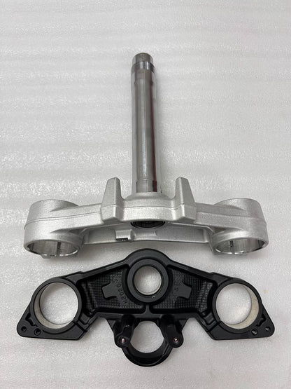 Kawasaki Ninja 1000SX Upper Fork Yoke 44039-0105-18R OEM – steering stem bore close-up