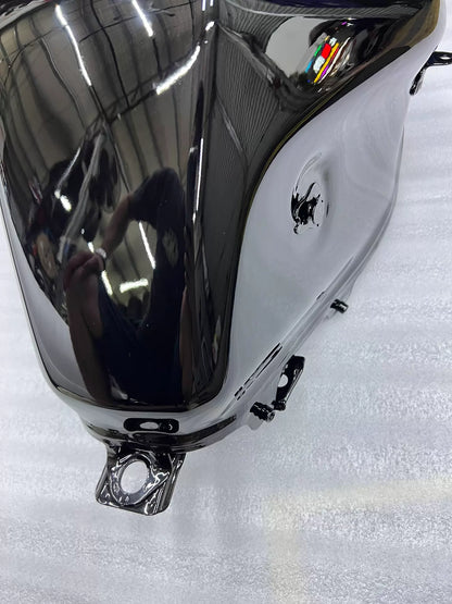 KTM 390 Duke Fuel Tank 93007113000 – gloss black repaint surface close-up