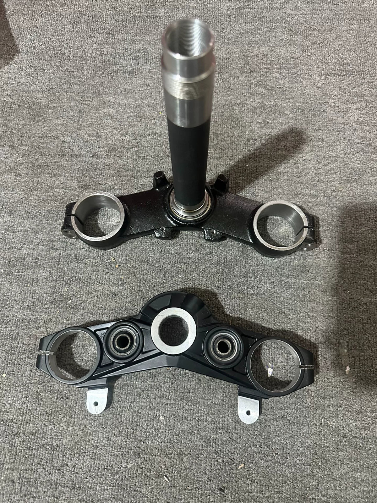 Kawasaki Z900 triple clamp side profile view displaying clamp thickness and precision CNC machining