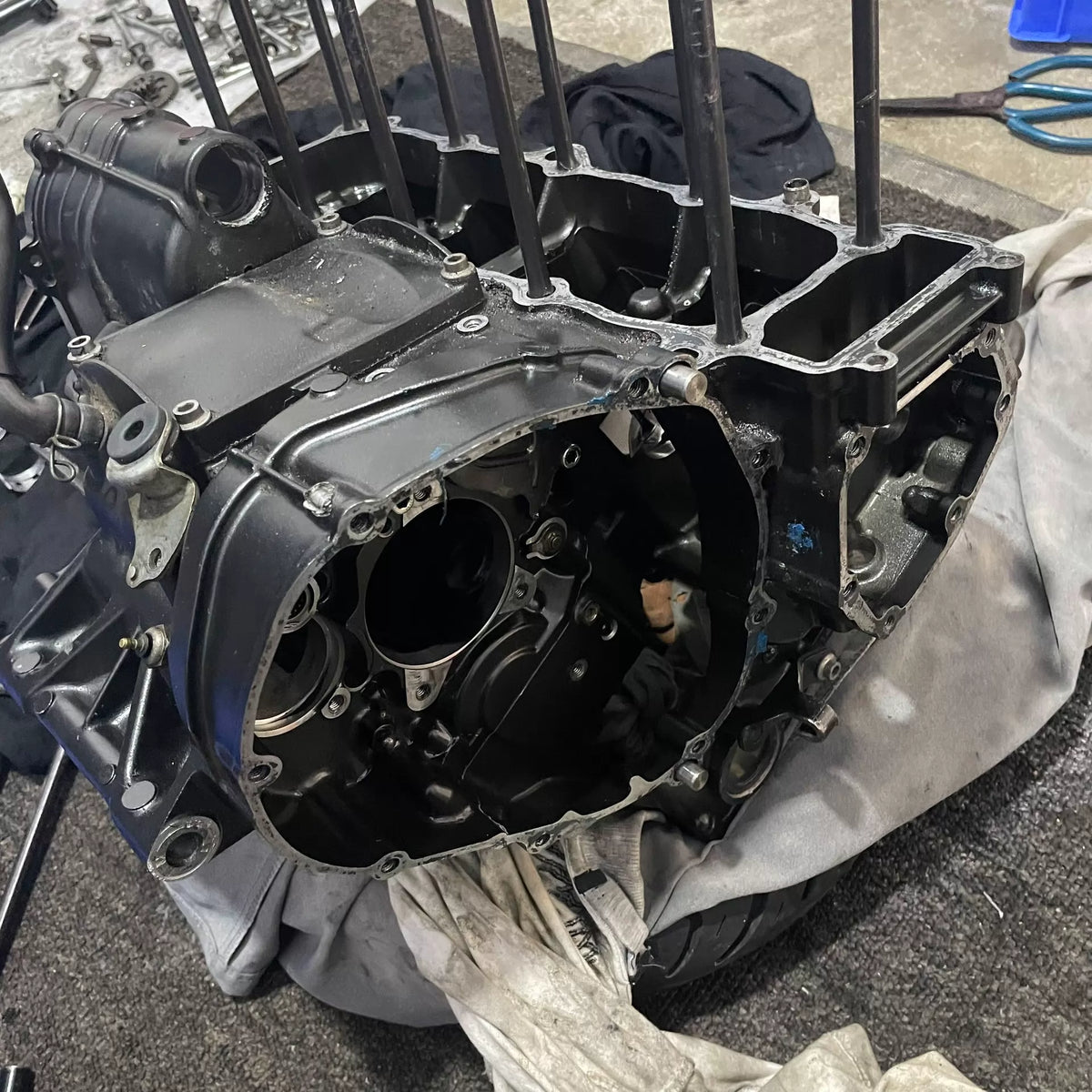 Yamaha YZF-R1 04-08 engine crank cases left side profile showing cover mating flanges and casting detail