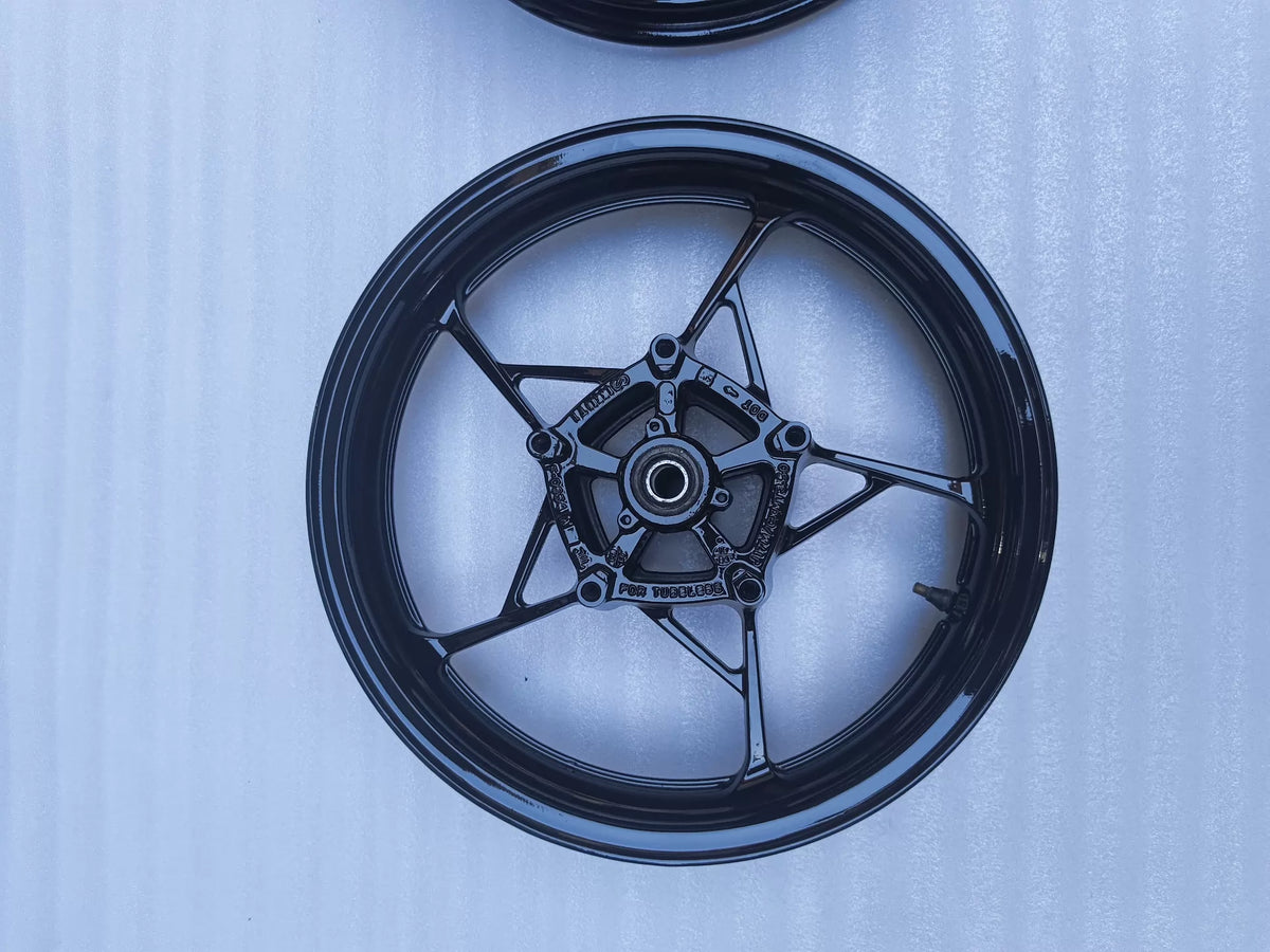 Kawasaki Z900 OEM Rear Wheel Rim 41073-0706-QT 17×5.5 Repainted Black – spoke and hub detail