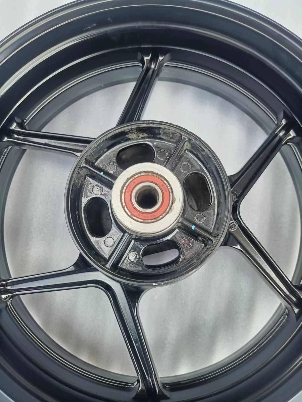 Rear wheel assembly gloss black Kawasaki Z800, three-quarter view displaying full rim width and construction
