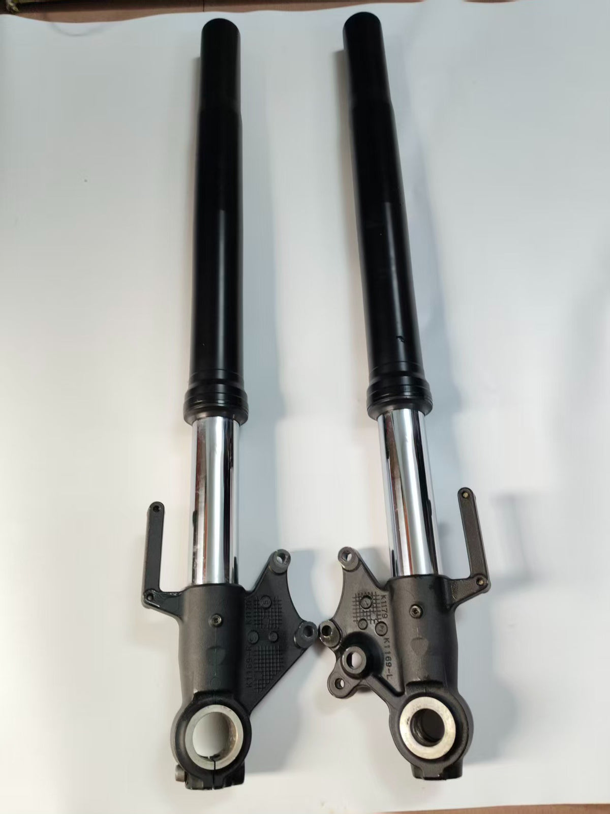 Right fork damper assembly black Versys 1000, close-up of upper tube and dust seal detail