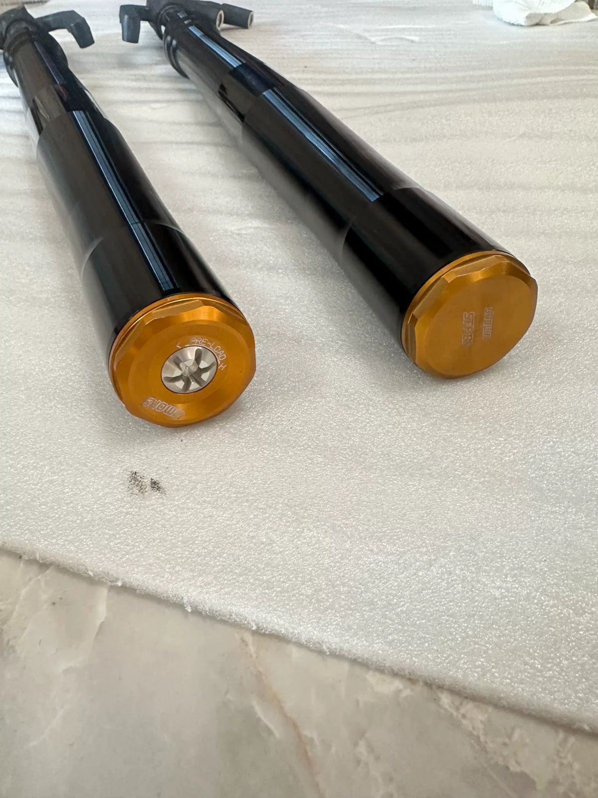 ZX-4RR RH fork damper bottom-end detail showing dust seal groove and drain screw port