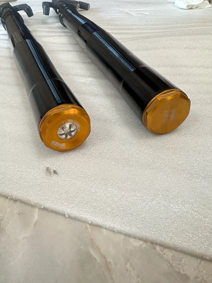 ZX-4RR RH fork damper bottom-end detail showing dust seal groove and drain screw port