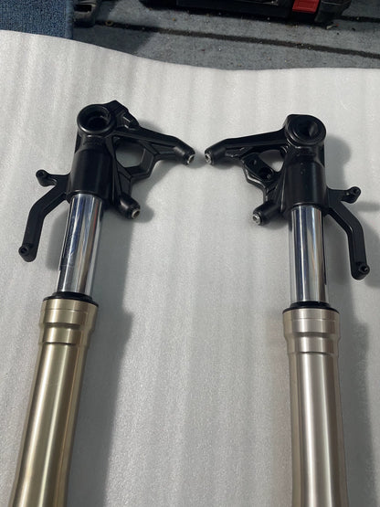 Kawasaki Z1000 fork tops angled view, black Showa triple clamp brackets, chrome stanchions and gold lower tubes