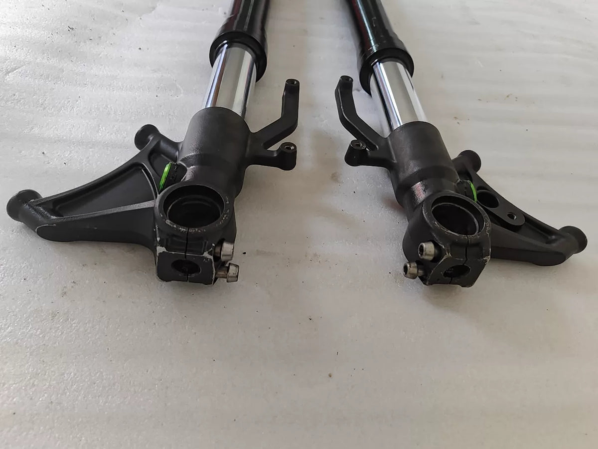 Front fork straight for Kawasaki ZX-10R 11-15, close-up of lower leg axle clamp area