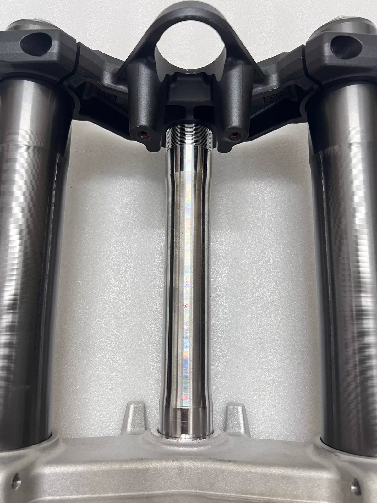 Lower triple clamp underside detail with fork leg mounts, Kawasaki Ninja 1000SX