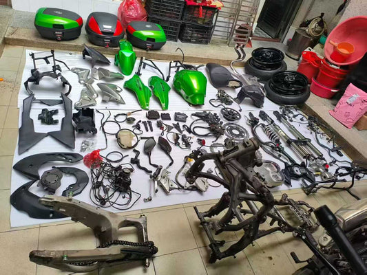 Complete Adventure Component Kit - KAWASAKI Versys 650 (2007-2014) - With GIVI Triple Case System | Disassembled Part Out