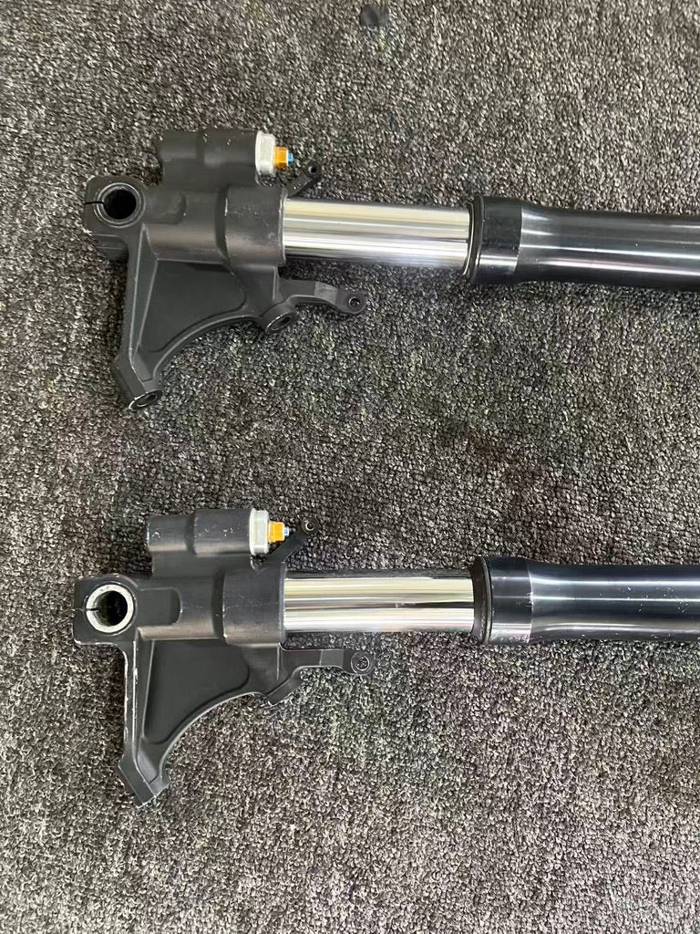 Yamaha YZF-R6 08-16 front fork upper axle clamps and brake caliper mounts close-up, showing chrome sliders