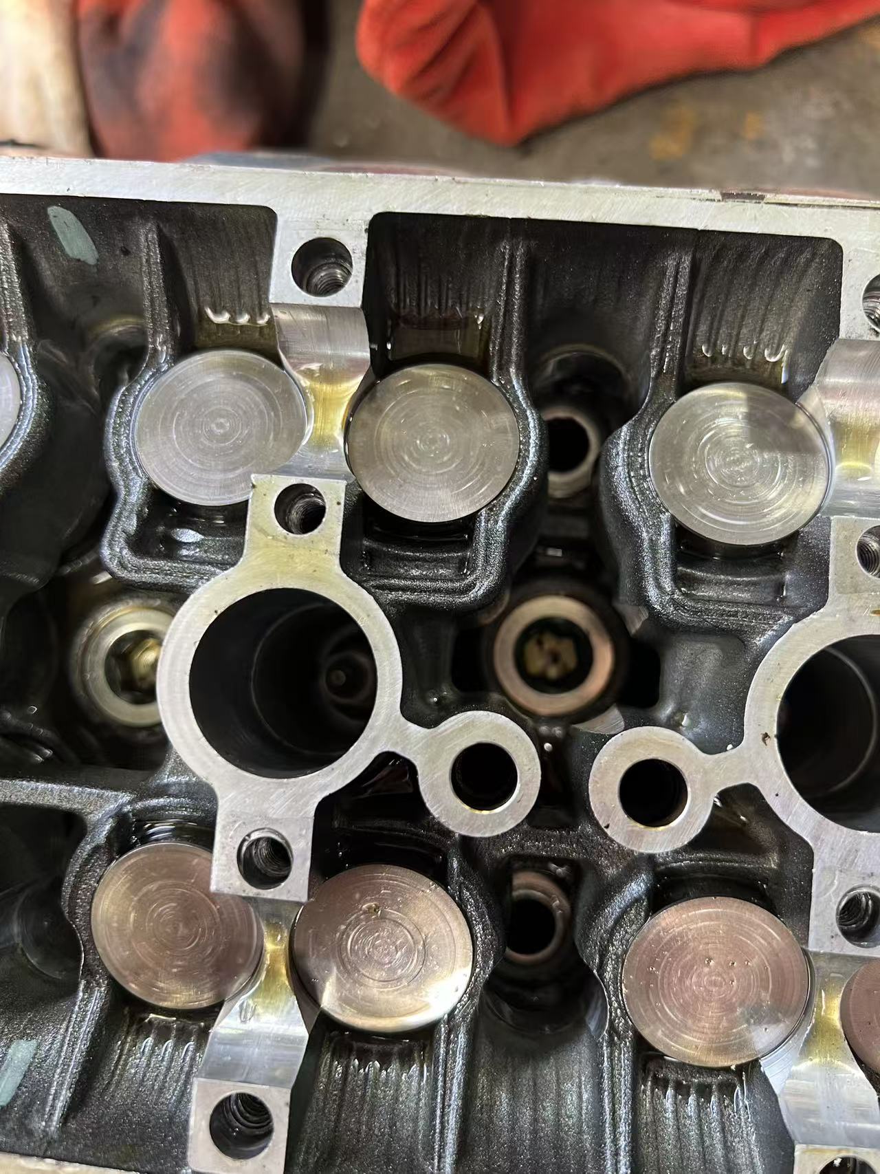 Yamaha YZF-R6 cylinder head OEM 2C0111010100 used – combustion chamber close-up