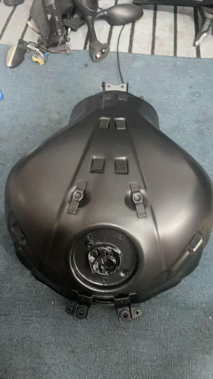 ** Kawasaki Z1000 2014-2024 fuel tank used OEM repainted M.F.S. Black – full side overview **ALT 2 (close-up / key detail):**