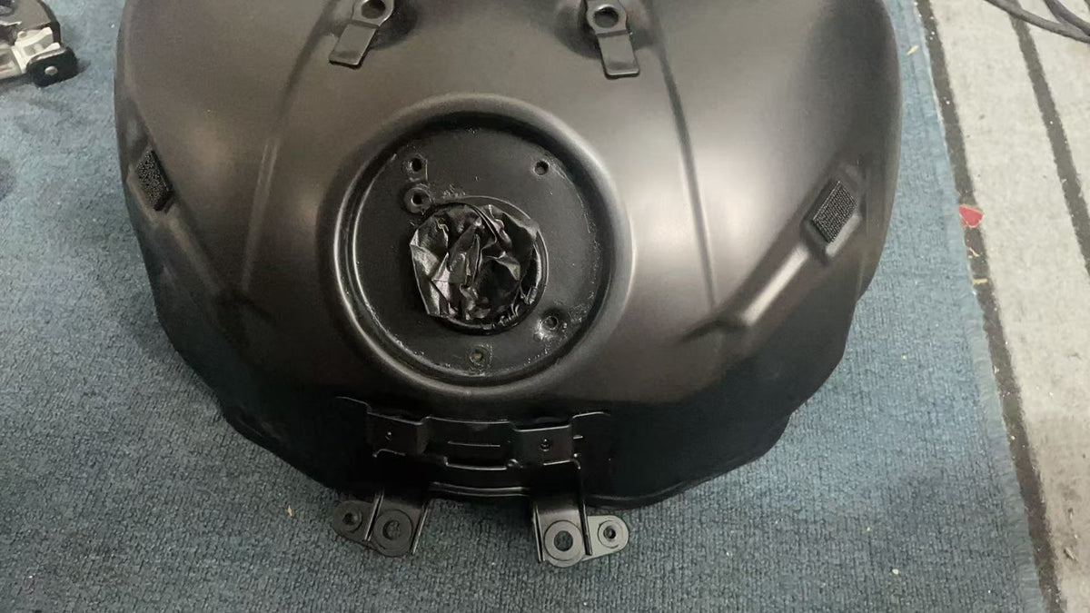 ** Kawasaki Z1000 fuel tank OEM 510010791739 – close-up of repainted M.F.S. Black finish **ALT 3 (mounting point / fitment re