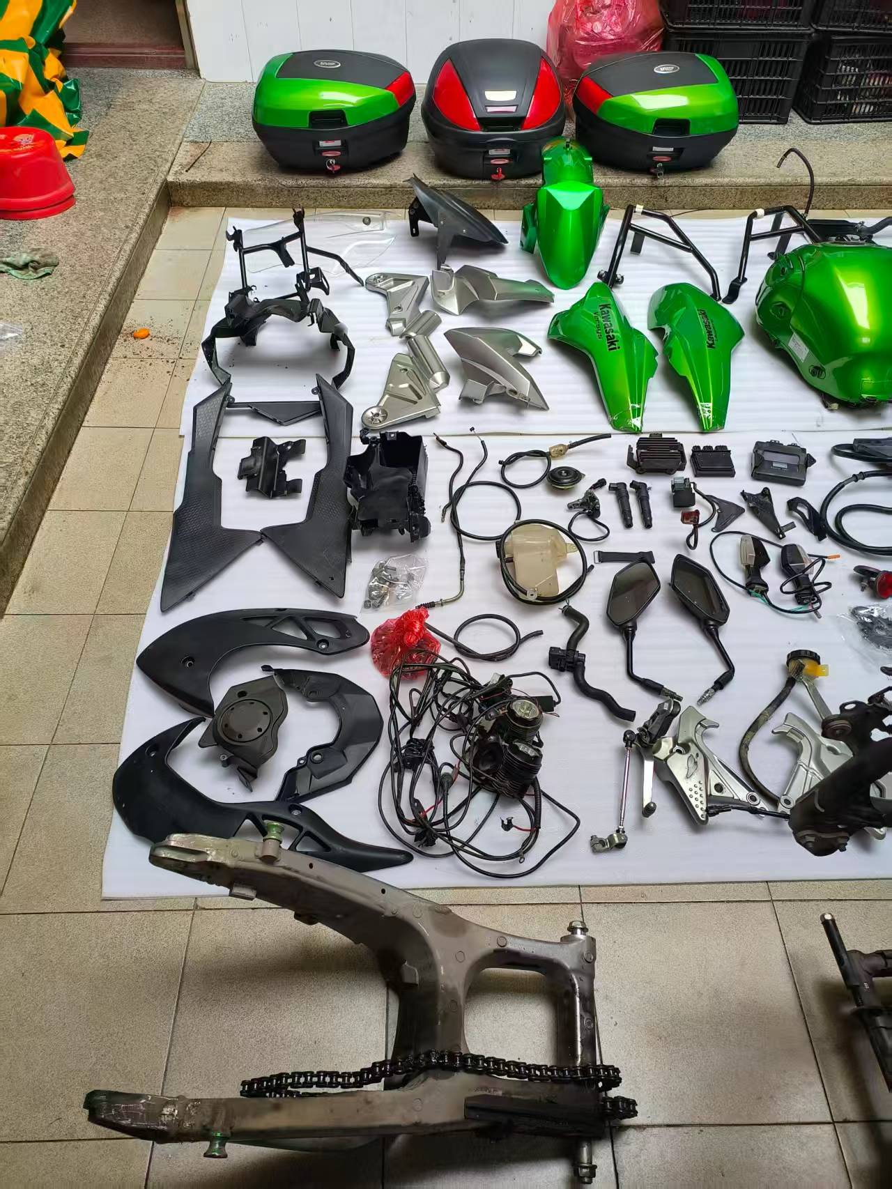 Complete Adventure Component Kit - KAWASAKI Versys 650 (2007-2014) - With GIVI Triple Case System | Disassembled Part Out