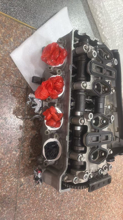 GSX-R600 K6 K7 cylinder head close-up DOHC intake exhaust camshafts and timing gears detail