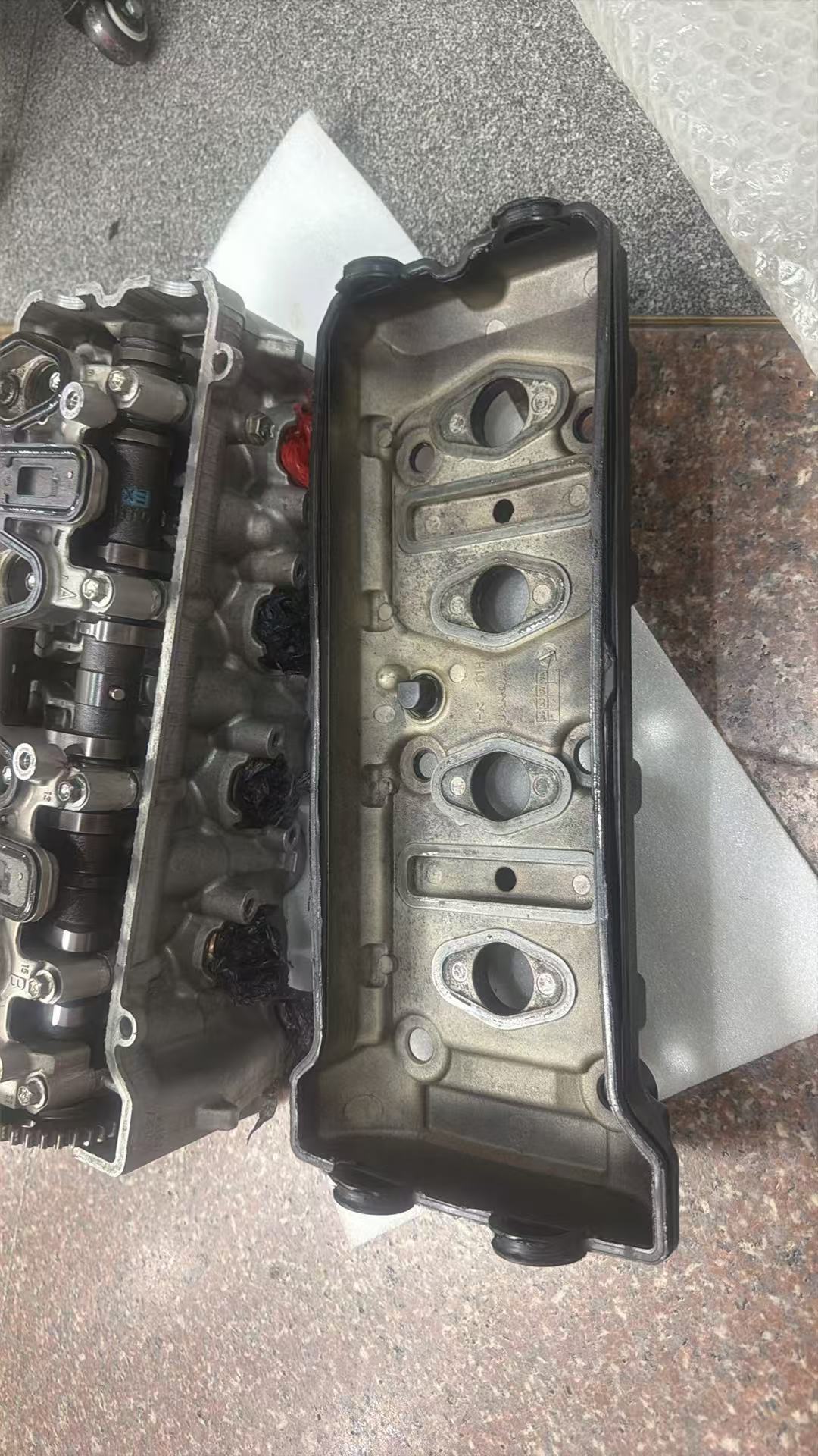 GSX-R600 K6 K7 cylinder head DOHC camshafts and timing gears angled close-up view
