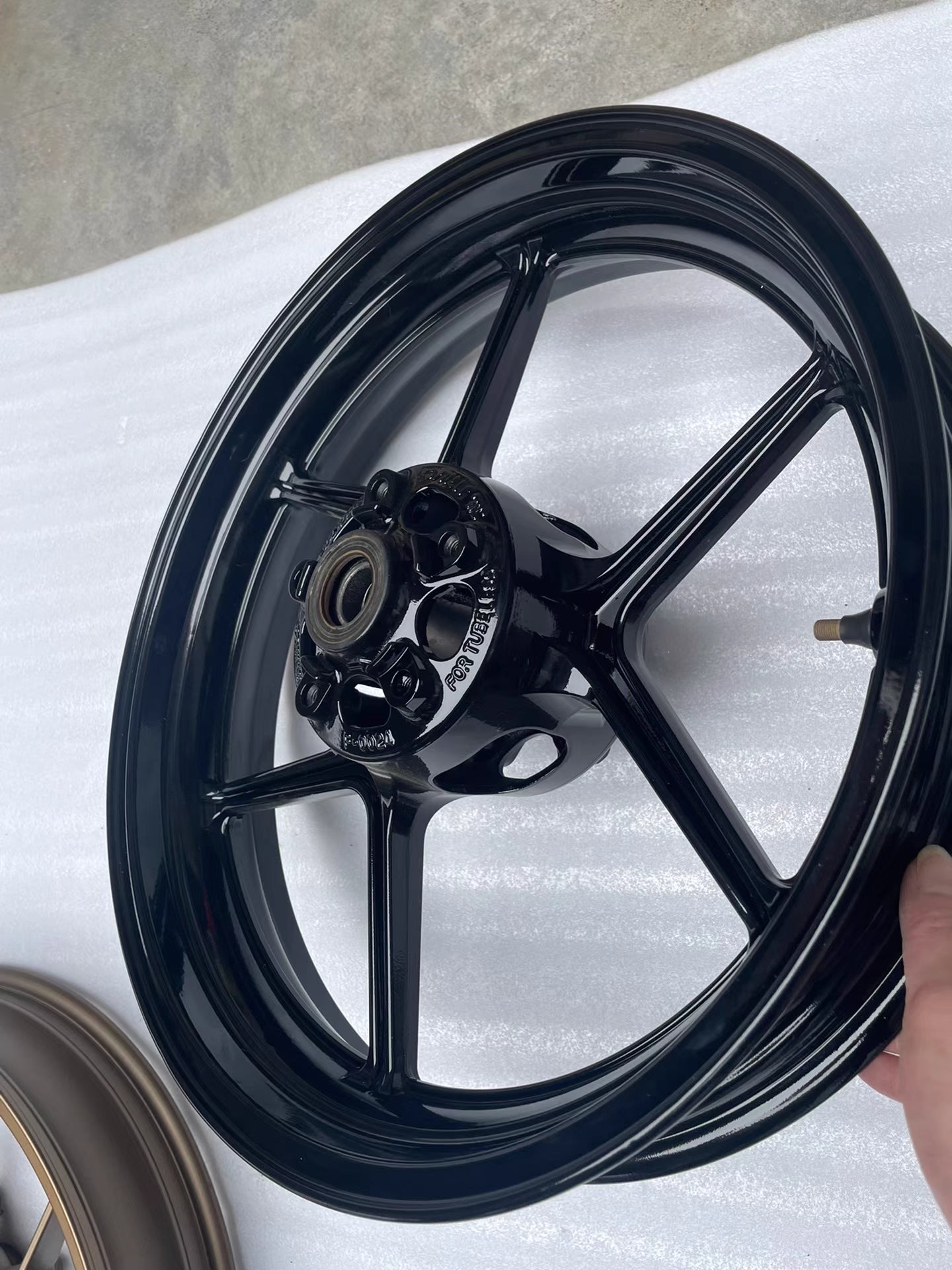Kawasaki ZX6R 636 front wheel – center hub and bearing seat close-up
