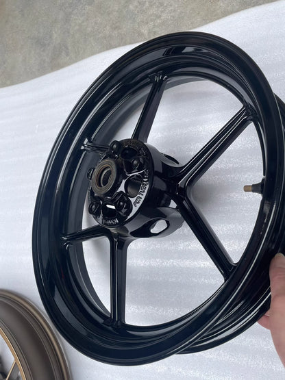 Kawasaki ZX6R 636 front wheel – center hub and bearing seat close-up
