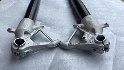 BMW R1200GS fork lower axle clamp and brake caliper mount 8520515 8520516
