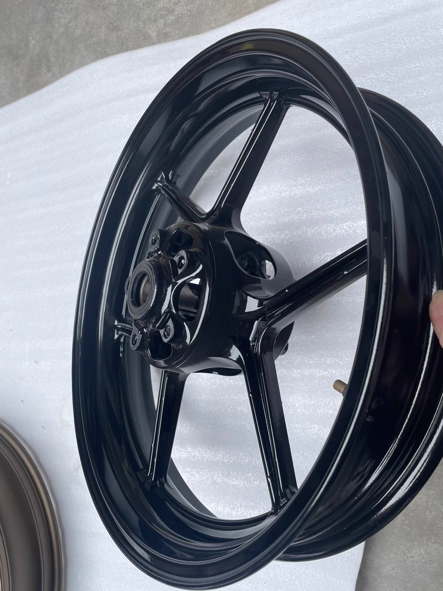 Kawasaki ZX6R 636 refurbished front wheel – gloss black recoated surface detail
