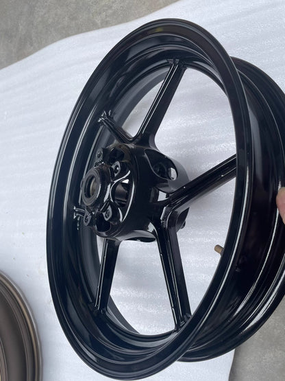 Kawasaki ZX6R 636 refurbished front wheel – gloss black recoated surface detail
